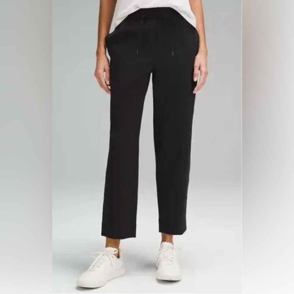 Lululemon Women’s Tapered Leg Mid Rise Pants 7/8 Length Size 4 Black Pockets